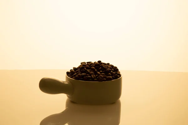 Słoik Pełen Nasion Kawy Beżowe Tło — Zdjęcie stockowe