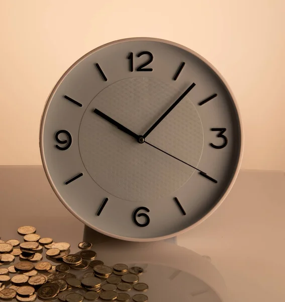 Reloj Blanco Monedas Fondo Beige Esquina —  Fotos de Stock