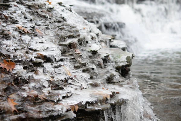 Gelado Pequena Pedra Rio Tempo Inverno — Fotografia de Stock