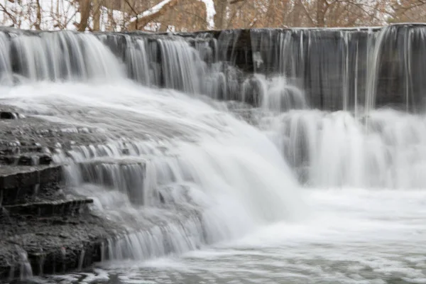 Małe Kroki Zimowych Wodospadach Rzeki — Zdjęcie stockowe