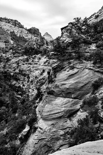 Capas sobre capas de picos rocosos en blanco y negro, EE.UU. — Foto de Stock