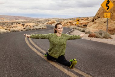Genç kadının bölünmüş yolda, ABD yapması