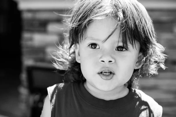 Retrato de um menino ao ar livre em preto e branco — Fotografia de Stock