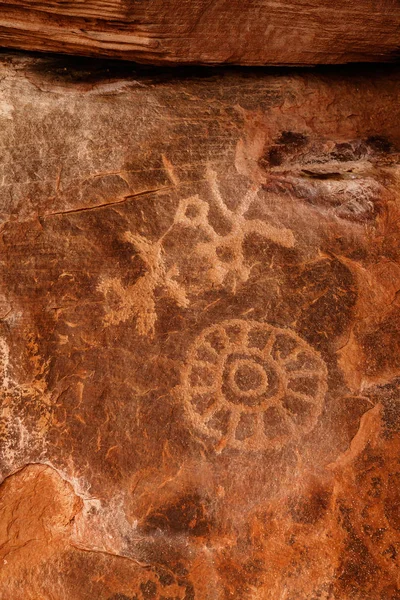 Ancient petrographics on the wall in desert, USA — Stock Photo, Image