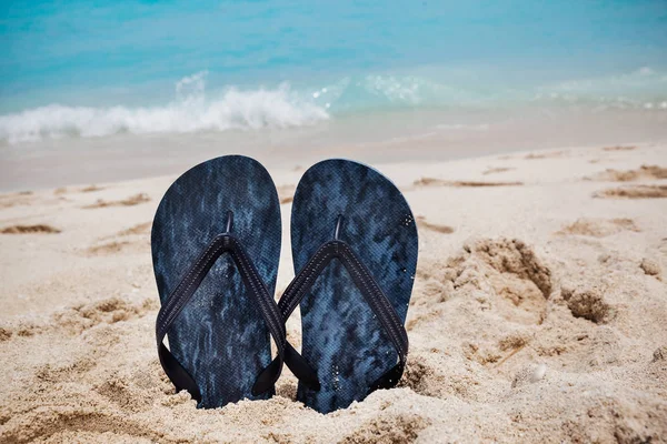 Slippers op het zandstrand oceaan strand in Cancún, tropische vacatio — Stockfoto