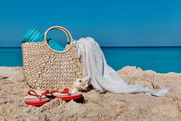 Hasır plaj çantası mavi okyanus ve gökyüzü ile egzotik kum plaj 