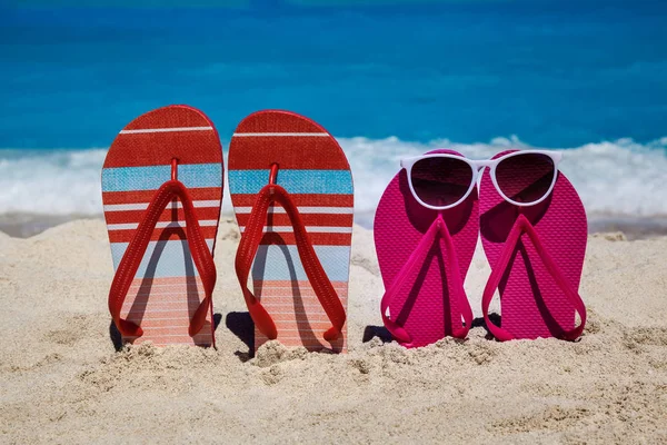 Tropisch strand in de zomer met flip flops in het zand en zon — Stockfoto