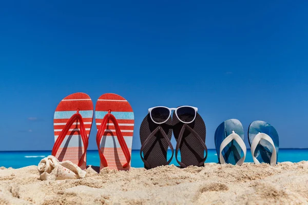 Set van familie sandalen aan de zandstrand, vakantie concept — Stockfoto