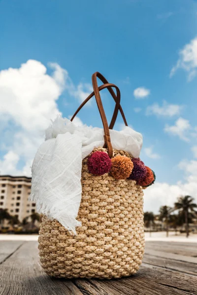 Sahilde ahşap köprü üzerinde beyaz kaşkollu yaz hasır çanta — Stok fotoğraf