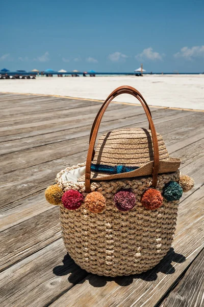Zomer stro tas op de houten brug bij het strand — Stockfoto