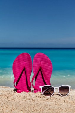 Kum okyanus plaj, tropikal v güneş gözlüklü flip flop