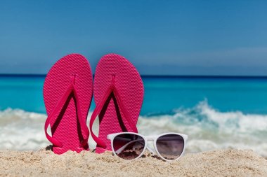 Kum okyanus plaj, tropikal v güneş gözlüklü flip flop