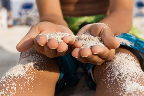 Criança sentada na praia tropical e brincando com a areia, S — Fotografia de Stock