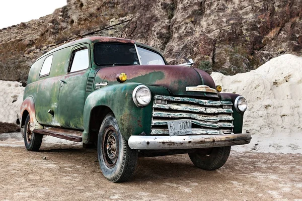 Carro Vintage Verde no Deserto de Nevada, EUA — Fotografia de Stock