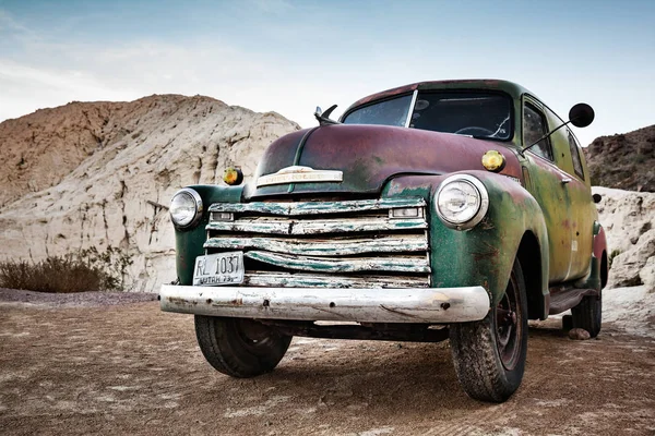 Chevrolet verde no deserto de Nevada, carro do vintage dos EUA — Fotografia de Stock