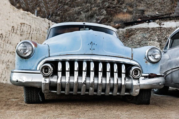 Fechar o carro Vintage azul no deserto de Nevada, EUA — Fotografia de Stock