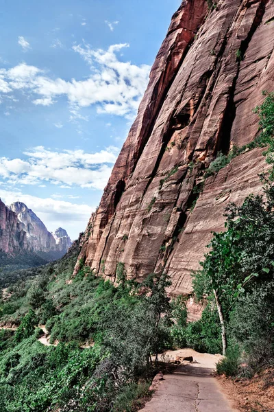 Paisaje de Montaña en el Valle y El Camino Amoung Rocks, Estados Unidos — Foto de Stock