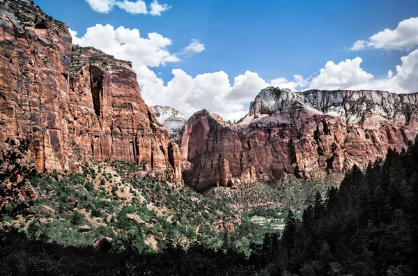 Paisaje de montaña en el valle en el Parque Nacional Zion, EE.UU. — Foto de Stock