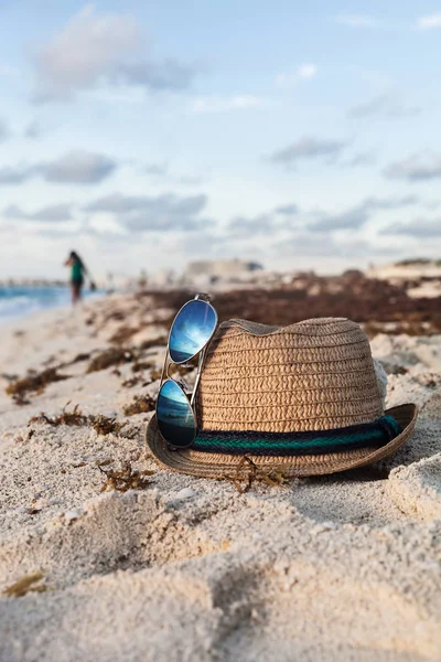 Strandaccessoires aan de zandkust — Stockfoto