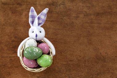Sepette renkli paskalya yumurtaları
