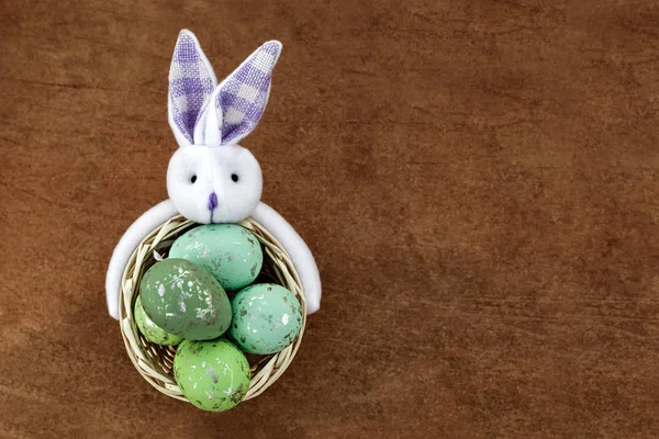 Paskalya yumurta Bunny üzerinde turuncu arka plan ile sepet