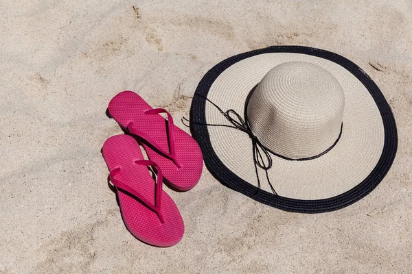 Strand accessoires op het zandstrand In de zomer — Stockfoto
