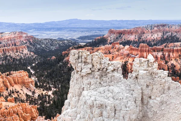 Spektakulär utsikt vid klipporna i Bryce Canyon, berg landskap — Stockfoto