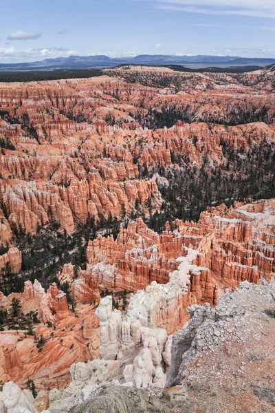 Барвистий пейзаж тлі Брайс-Каньйон, США — стокове фото