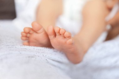 Minik bebek ayakları, aile ve ölçü kavramı 