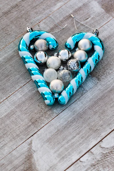 Рождественские конфеты трость и мячи собраны на деревянный стол, сезон — стоковое фото