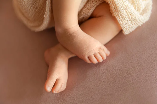 Newborn baby girl feet, barefoot with tiny toes in selective foc — Stock Photo, Image