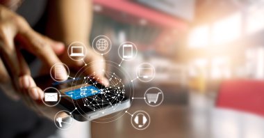 Mobil ödeme online alışveriş ve simge müşteri ağı kullanan adam