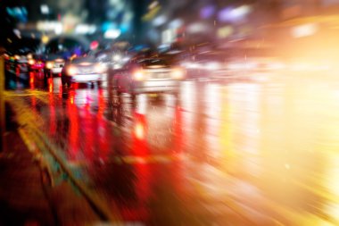 sonra yağmur ve trafiği araç gece, yumuşak ve bulanıklık sokak