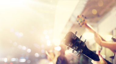 Gitarist sahnede, yumuşak ve bulanıklık kavramı, boş metin