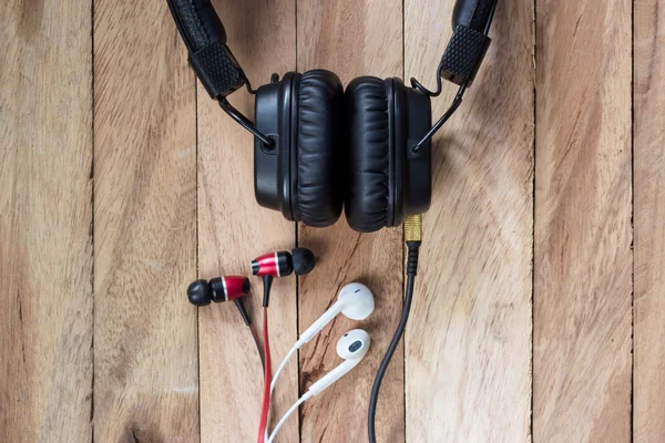 Kopfhörer und Kopfhörer auf Grunge-Hintergrund — Stockfoto