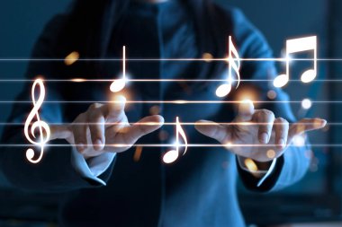 Eller kadın oynarken müzik notlar koyu arka plan üzerinde müzik konsepti