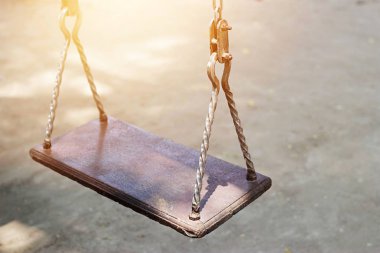 Oyun sahasında boş metal salıncak