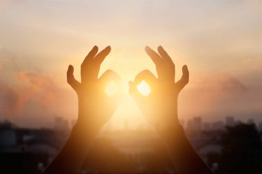 Yoga ve meditasyon, siluet konumda lotus eller kadın