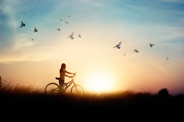 Mujer solitaria de pie con bicicleta en el camino del arrozal — Foto de Stock