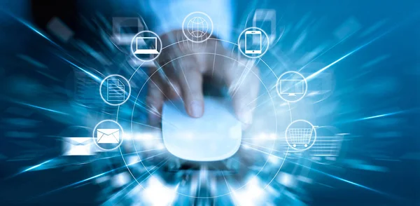 Ödemeler online alışveriş ve simge müşteri ağı için fare kullanan adam