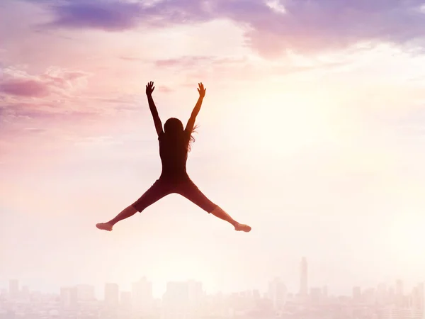 Mujer disfrutando y saltando mientras se relaja en la ciudad y el cielo —  Fotos de Stock