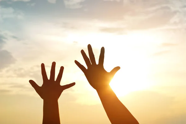 Silhouette mani madre e figlio su sfondo tramonto — Foto Stock