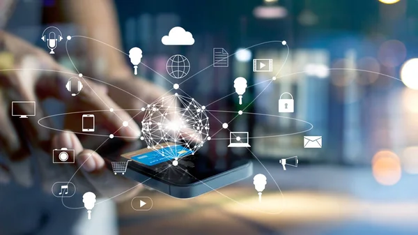 Mobil ödeme online alışveriş ve simge müşteri ağı kullanan adam