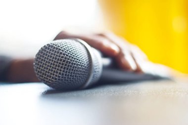 renk arka plan üzerinde mikrofon dokunmadan el