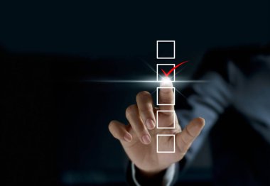  koyu arka plan üzerinde kırmızı bir marker ile denetim listesi üzerinde işareti kontrol işadamı