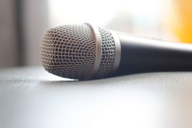 Grunge doku arka plan üzerinde mikrofon 