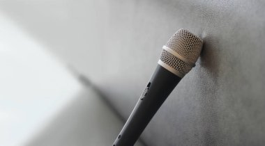 Grunge doku arka plan üzerinde mikrofon 