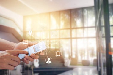 Mobil ödeme online alışveriş ve simge müşteri için kullanan adam 