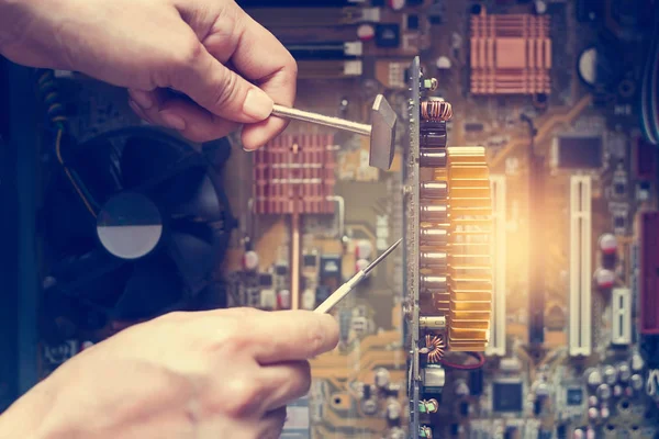 Mãos com ferramentas para computador de reparação — Fotografia de Stock