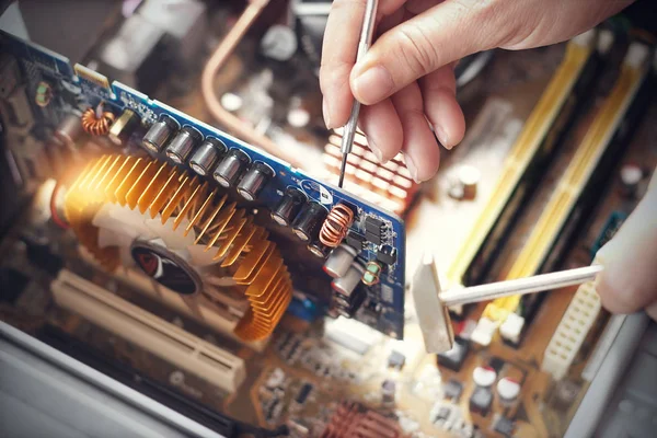 Mãos com ferramentas para computador de reparação — Fotografia de Stock